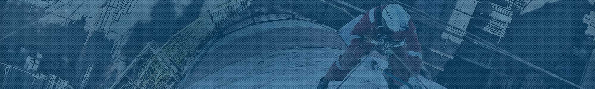 Alpinista industrial em chaminé de 80 metros durante inspeção