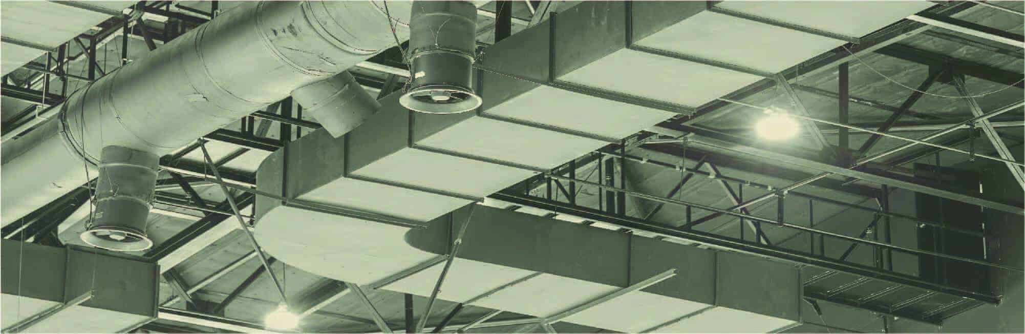 Equipe técnica em reunião de consultoria em integridade