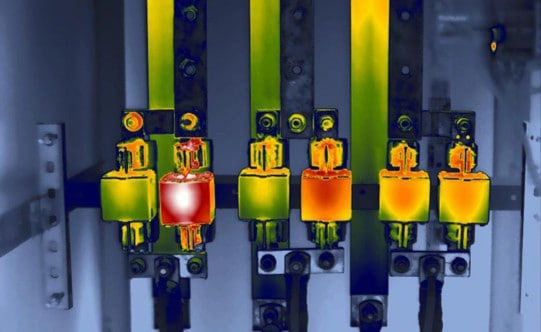 Câmera termográfica industrial em inspeção preditiva