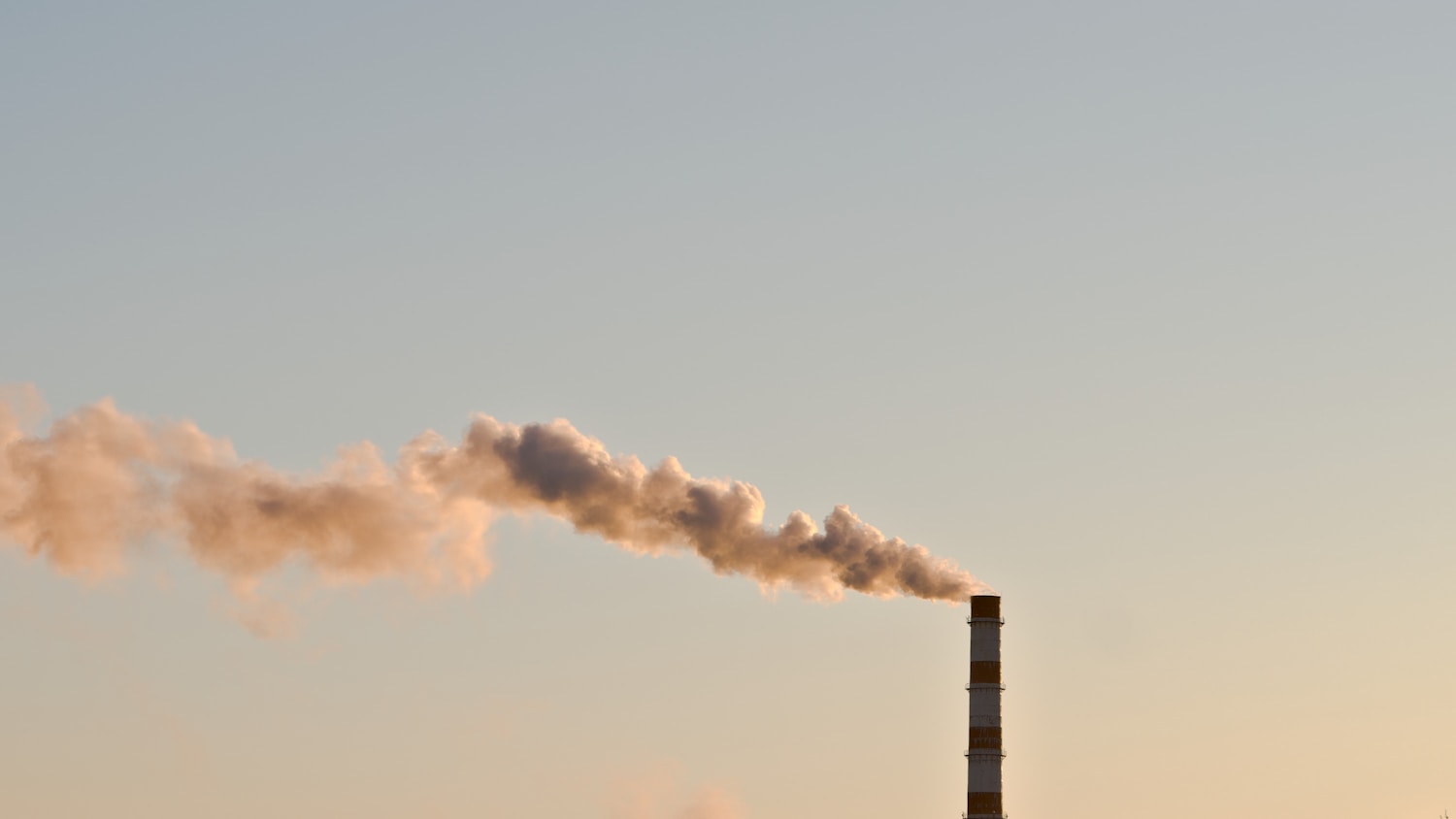 Amostragem de emissões atmosféricas em chaminé de fonte fixa industrial