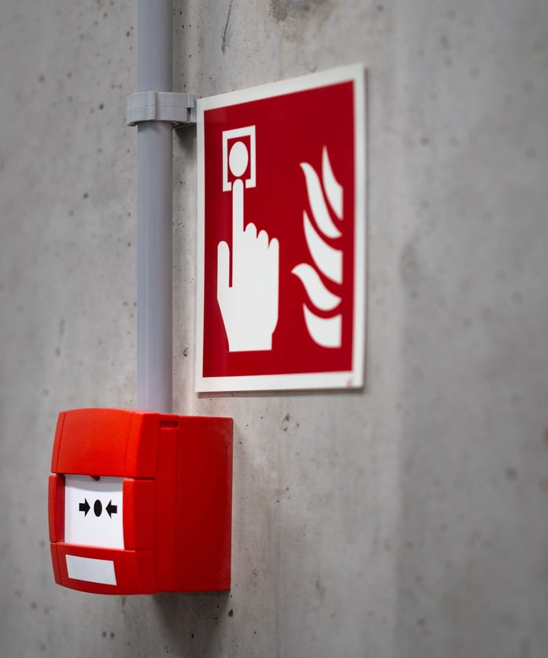 Acionador manual de alarme de incêndio com sinalização de emergência